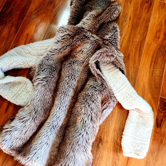 RUE 21 Faux Fur Zippered Hooded Vest - Size S/M - Picture 3 of 10